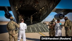 Pesawat militer AS yang membawa migran "berbahaya" yang akan ditahan ke fasilitas penahanan di Teluk Guantanamo, siap berangkat dari lokasi yang tidak disebutkan di Amerika (foto: dok). 