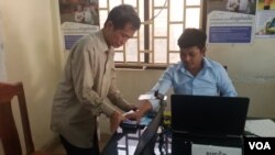 The National Election Committee (NEC) kicked off the first day of its “testing” voter registration in the selected communes from the 25 constituents nationwide, file photo. (Aun Chhengpor/VOA Khmer)