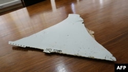 Kepingan pesawat yang diduga berasal dari reruntuhan pesawat MH370 ini, diperiksa di Institut Penerbangan Sipil Mozambik (IACM) di Maputo (Foto: dok).