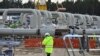 Seorang pekerja memeriksa jaringan pipa gas Nord Stream 2 di Lubmin, Jerman (foto: dok). 