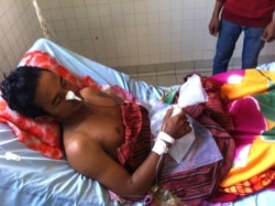 FILE: So Nang, 27, a Cambodian garment worker, receives treatment at Preah Kosamak hospital in Phnom Penh, January 6, 2014. He is a victim of the violent January 3 crackdown on striking garment workers in Cambodia. He has been shot in the stomach. (VOA Khmer)