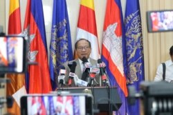 FILE - Phay Siphan, the Cambodian government spokesperson, speaks during a press conference at the Council of Ministers, Phnom Penh, July 25, 2019. (Kann Vicheika/VOA Khmer)