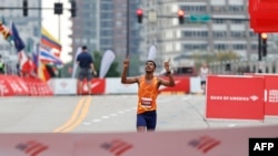 Pelari asal Ethiopia Seifu Tura Abdiwak bereaksi setelah finis pertama pada lomba maraton Chicago kategori Elite Men's 2021 di Chicago, Illinois, pada 10 Oktober 2021. (Foto: AFP/Kamil Krzaczynski)