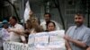 Aktivis hak asasi manusia Uzbek menggelar aksi piket di luar kantor OSCE di Tashkent, 20 Mei 2005. (Foto: REUTERS/Shamil Baigin CVI)