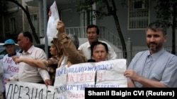 Aktivis hak asasi manusia Uzbek menggelar aksi piket di luar kantor OSCE di Tashkent, 20 Mei 2005. (Foto: REUTERS/Shamil Baigin CVI)