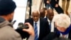 L'ancien président de l'Association internationale des fédérations d'athlétisme Lamine Diack, au centre, arrive au palais de justice de Paris, le 13 janvier 2020. (AP)