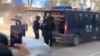 Službenici obezbjeđenja stoje u blizini policijskog vozila nakon što su artiljerijske granate pale u Nansan, provincija Yunnan, Kina, u ovom snimku ekrana preuzetom iz video snimka na društvenim mrežama, objavljenog 3. januara 2024.