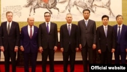 Delegasi perdagangan AS yang dipimpin oleh Menkeu Steven Mnuchin (ketiga dari kiri) dan delegasi China yang dipimpin Wakil PM Lie He (ke-4 dari kiri) dalam pertemuan di Beijing (foto: dok). 