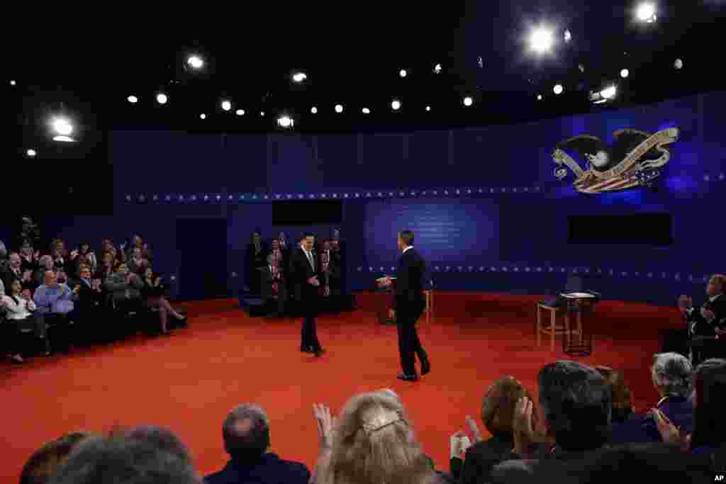 Presiden Barack Obama dan kandidat Partai Republik Mitt Romney dalam debat kedua mereka. 