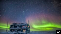 Aurora australis terlihat muncul di lokasi Pusat Pengamatan dan Penelitian Kutub Selatan di Antartika pada Mei 2018. (Foto: Patrick Cullis/NOAA via AP)