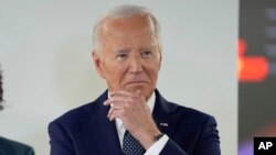 Лојд Догет, законодавец во Претставничкиот дом од Тексас со 15 мандати, во вторникот стана првиот демократски функционер кој повика Бајден да се повлече