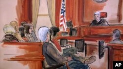 Dalam gambar sketsa sidang ini, Hakim Richard Berman tengah berbicara kepada dewan juri pada akhir perundingan dalam sidang korupsi eksekutif Halkbank Mehmet Hakan Atilla, 22 Desember 2017. (Foto: dok).