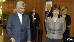 Perundingan Iran Saeed Jalili (kiri) dan Kepala Kebijakan Luar Negeri UE, Catherine Ashton di Jenewa, Senin 6 Desember 2010.