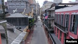 Bourbon Street di kota New Orleans, Louisiana, yang biasa dipenuhi turis tampak sepi akibat pandemi Covid-19 (27/3). 