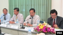 Tep Nitha, secretary general of NEC, and other senior officials on Friday, May 3, 2013, speaks at a press conference at the NEC headquarters. (Suy Heimkhemra/VOA Khmer)