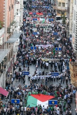 Demonstrators march with a giant Palestinian flag on May 31, 2018 at Istiklal avenue in Istanbul, to mark the 8th anniversary of a deadly Israeli raid on Turkish-registered Mavi Marmara.