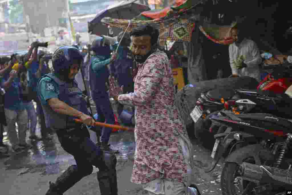 Politsiya &quot;Hizb ut-Tahrir&quot; guruhi tarafdorlarini tayoqlar bilan tarqatdi, Bangladesh