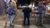 Pripadnici Nacionalne garde i policije posmatraju zabarikadiranu oblast blok od ulice Bourbon, nakon što je 14 ljudi ubijeno tokom napada rano ujutro 1. januara 2025. u New Orleansu, Louisiana.