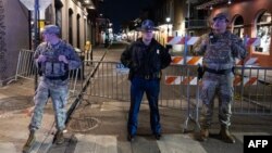 Pripadnici Nacionalne garde i policije posmatraju zabarikadiranu oblast blok od ulice Bourbon, nakon što je 14 ljudi ubijeno tokom napada rano ujutro 1. januara 2025. u New Orleansu, Louisiana.