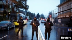 Polisi mengamankan lokasi dekat kelab malam Reina, di tepi pantai Selat Bosphorus, Turki, pasca insiden penembakan 1 Januari 2017. (REUTERS/Osman Orsal)