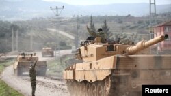 Konvoi militer Turki tiba di sebuah desa di perbatasan Turki-Suriah di provinsi Kilis, Turki, 21 Januari 2018.