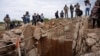 Une inspection de la police sud-africaine autour de la mine d'or désaffectée de Stilfontein, où des mineurs illégaux sont retranchés. (photo Reuters/15 novembre 2024)