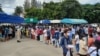 တာခ့ျပွညျနယျ၊ မဲဆောကျမွိုနယျအုပျခြုပျရေးမှူးရုံးဝငျးထဲမှာ အောကျတိုဘာလအတှငျးမှာ တရားမဝငျအထောကျအထားမဲ့တှအေပါအဝငျ ရှှေ့ပွောငျးအလုပျသမားတှကေိုကာကှယျဆေးထိုးပေးခဲ့ပုံ (VOA/Nov 03, 2021)