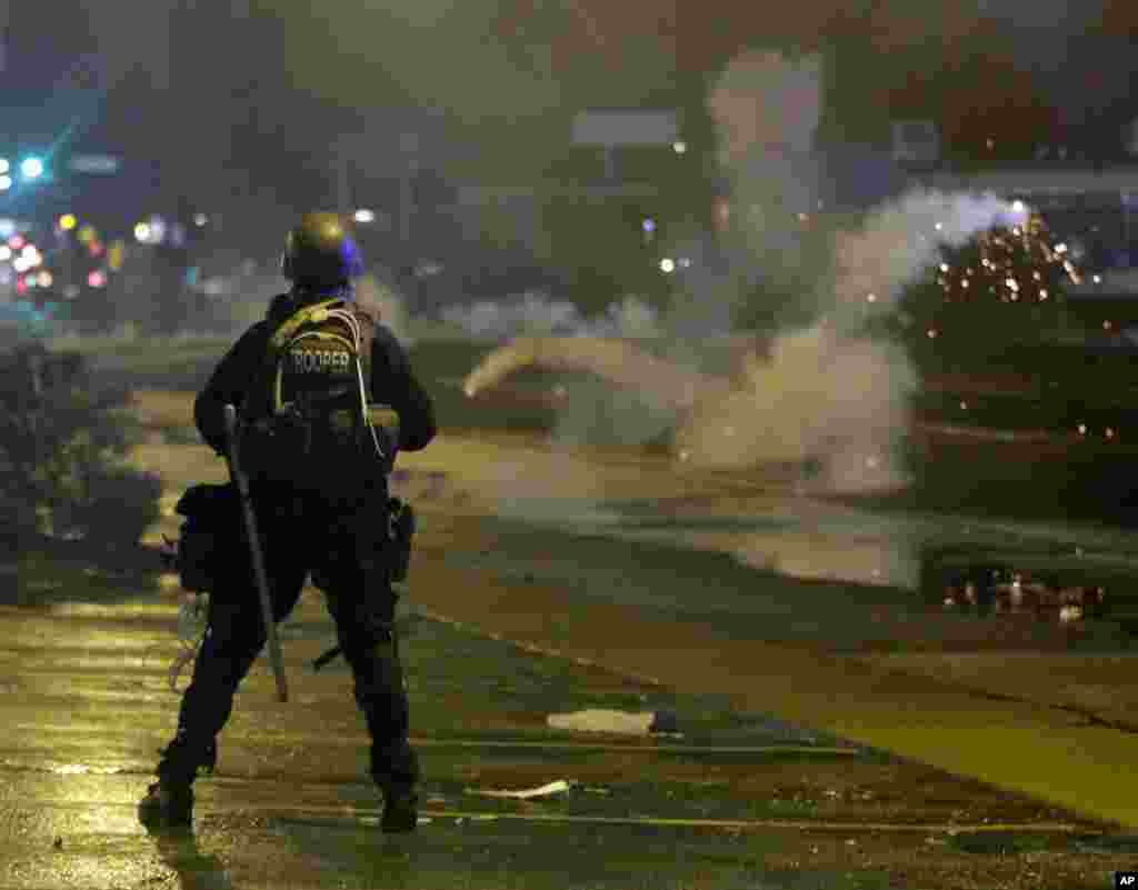 Huquq-tartibot xodimlari namoyishchilarga qarata ko'zdan yosh oqizuvchi gaz qo'llamoqda, Ferguson, 17-avgust, 2014-yil.