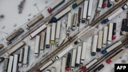 Snimak iz vazduha prikazuje ukrajinske kamione na parkingu pored poljsko-ukrajinskog graničnog prelaza Korczowa, 5. decembra 2023.
