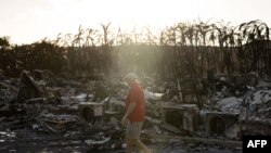 Stanovnik Havaja gleda ruševine stambenog kompleksa u Lahaini, na zapadnom delu ostrva Maui (FOTO: Yuki IWAMURA/AFP)