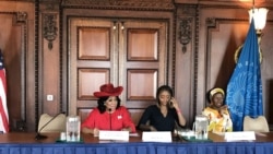 'Yar Majalisa Frederica S. Wilson a lokacin da ta gana da wasu daga cikin daliban Chibok da suka tsere a lokacin sace su