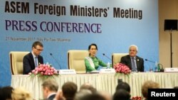 Penasihat Negara Myanmar Aung San Suu Kyi memberikan keretangan kepada media dalam konferensi pers bersama Menteri Luar Negeri Estonia Sven Mikser (kiri) dan Sekretaris Kementerian Luar Negeri Spanyol Ildefonso Castro (kanan) di kantor Menteri Luar Negeri Asia Eropa (ASEM) di Naypyitaw, Myanmar, 21 November 2017.