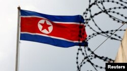 Bendera Korea Utara berkibar di samping kawat berduri di Kedutaan Besar Korea Utara di Kuala Lumpur, Malaysia, 9 Maret 2017. (Foto: REUTERS/Edgar Su)