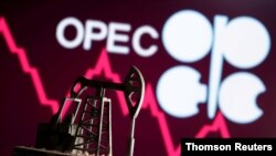 Ilustrasi yang menggambarkan pompa angguk di depan logo OPEC. (Foto: Reuters)