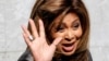 ARCHIVO - Tina Turner saluda durante una sesión de fotos en un evento de moda en la Semana de la Moda de Milán, en Italia, en febrero de 2011.