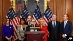 Спікер палати представників США Ненсі Пелосі, голови Юридичного Комітету та Комітету з розвідки Конгресу виголошують звинувачення проти президента Трампа в рамках імпічменту