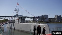 Kapal nirawak "Sea Hunter" yang dikembangkan oleh Pentagon's Defense Advanced Research Projects Agency, tampak di pelabuhan Portland, Oregon (foto: dok). 