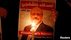 ARSIP – Seorang pengunjuk rasa mengusung poster dengan ambar wartawan Saudi, Jamal Khashoggi, di luar konsulat Saudi Arabia di Istanbul, Turki, 25 Oktober 2018