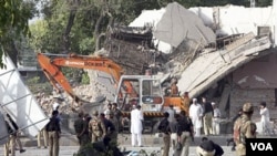 Serangan bom bunuh diri menghancurkan gedung kepolisian di Peshawar, Pakistan, Rabu (25/5).