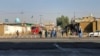 Para anggota keamanan Taliban tampak berjaga di dekat salah satu masjid Syiah di provinsi Kandahar pada 15 Oktober 2021 setelah bom meledak di masjid tersebut saat jemaah melaksanakan Salat Jumat. (Foto: AFP/Javed Tanveer)