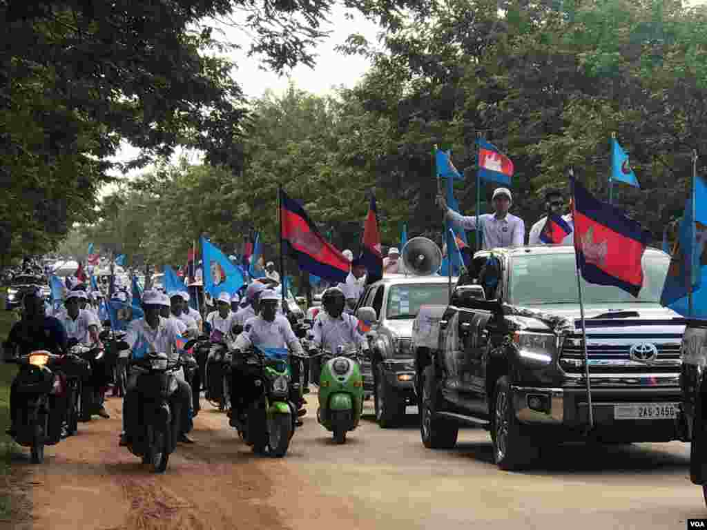 សកម្មភាព​នៃ​ការដង្ហែក្បួន​ឃោសនា​នៅ​ថ្ងៃទី ២៧ ខែកក្កដា ឆ្នាំ២០១៨​របស់​គណបក្ស​ប្រជាជន​កម្ពុជា​នៅ​តាម​ដង​ផ្លូវ​នានា​ក្នុង​ក្រុង​សៀមរាប ខេត្តសៀមរាប។ (ធីតា វីន/VOA)