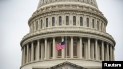 Bendera Amerika berkibar setengah tiang di Gedung Capitol pada hari kelima sidang pemakzulan mantan presiden AS Donald Trump terkait penyerangan fatal ke Gedung Capitol di Washington, AS, 13 February 2021. (Foto: Al Drago/ Reuters)
