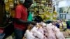 Un vendeur de poulets prépare des oiseaux à vendre sur un marché de Bambilors à Dakar, le 4 mai 2018.