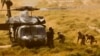 Іракські солдати повертаються на гелікоптер Black Hawk під час спільних навчань із американськими силами біля бази Таджі 17 жовтня 2009. 