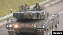 Jerman bersiap mengirimkan tank tempur Leopard 2 ke Ukraina (foto: dok). 