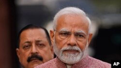 ভারতের সংসদের শীতকালীন অধিবেশনের প্রথম দিনে, নয়াদিল্লীতে গণমাধ্যমের উদ্দেশ্যে বক্তব্য রাখছেন ভারতের প্রধানমন্ত্রী নরেন্দ্র মোদি (মাঝে), ৭ ডিসেম্বর ২০২২। (ফাইল ফটো)