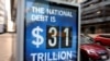 Mobil-mobil melintas di sebuah papan iklan yang menunjukkan angka utang Amerika Serikat, di Washington, 20 Januari 2023. (Foto: Amanda Andrade-Rhoades/Reuters)