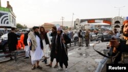 Para anggota pasukan Taliban tampak berada di lokasi ledakan di Kabul, Afghanistan, pada 6 Agustus 2022. (Foto: Reuters/Ali Khara) 