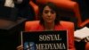 Seorang anggota parlemen dari kubu oposisi utama Partai Rakyat Republik mengangkat plakat bertuliskan "Jangan sentuh media sosial saya" dalam aksi protes di parlemen, di Ankara, Turki, pada 11 Oktober 2022. (Foto: AP/Burhan Ozbilici)