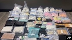 Sekitar 42 kg fentanyl ilegal yang disita oleh pihak Kepolisian Alameda ditampilkan dalam konferensi pers di Alameda, California, pada 23 April 2022. (Foto: Alameda County Sheriff's Office via AP)
